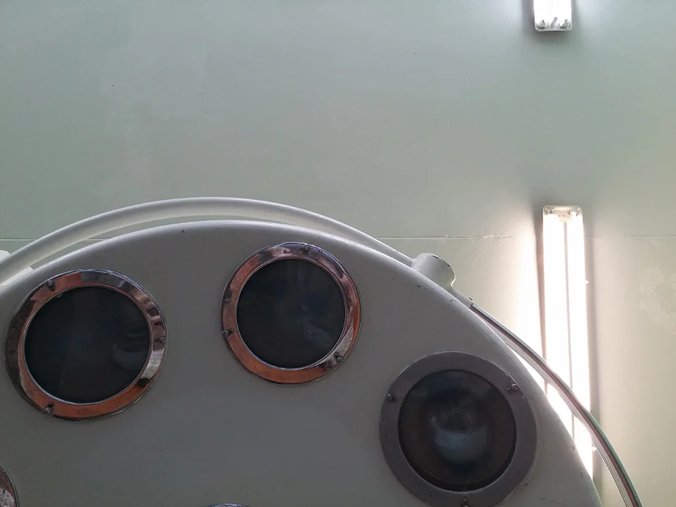 Light from the operating table as I wait to be stitched up