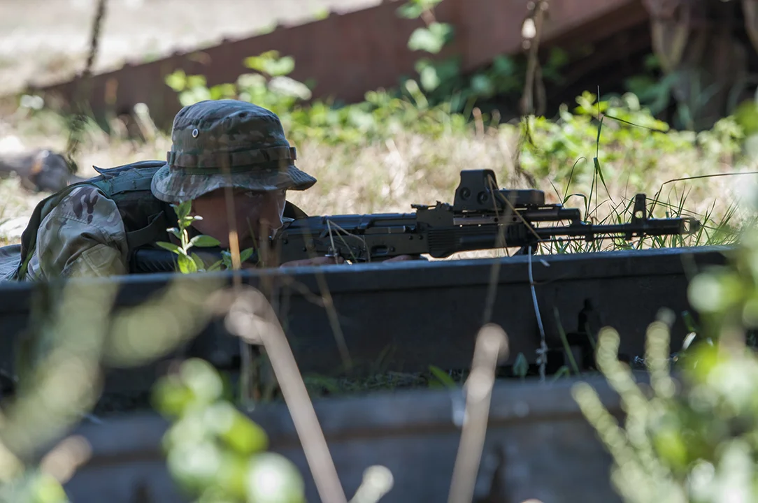Ukrainian soldier covering his comrades from behind railways.