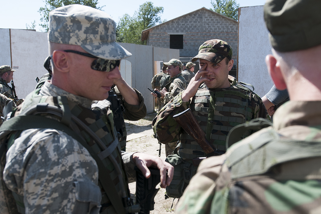 Ukrainian and American soldiers leaving the fake village at the end of the exercises.