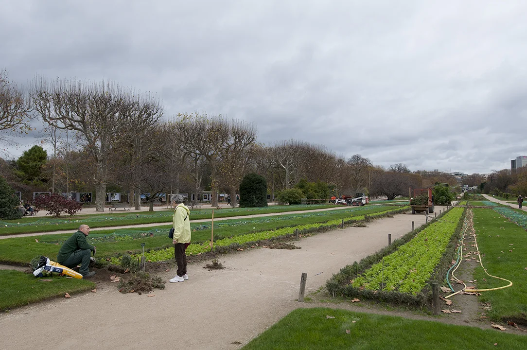 An elderly woman chatting with a gardener of the Botanical Garden.