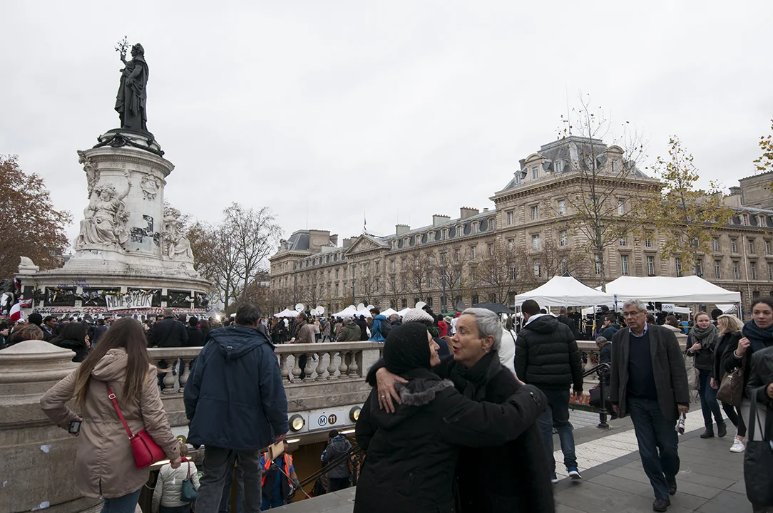 Women greeting each others, Place de la République. 