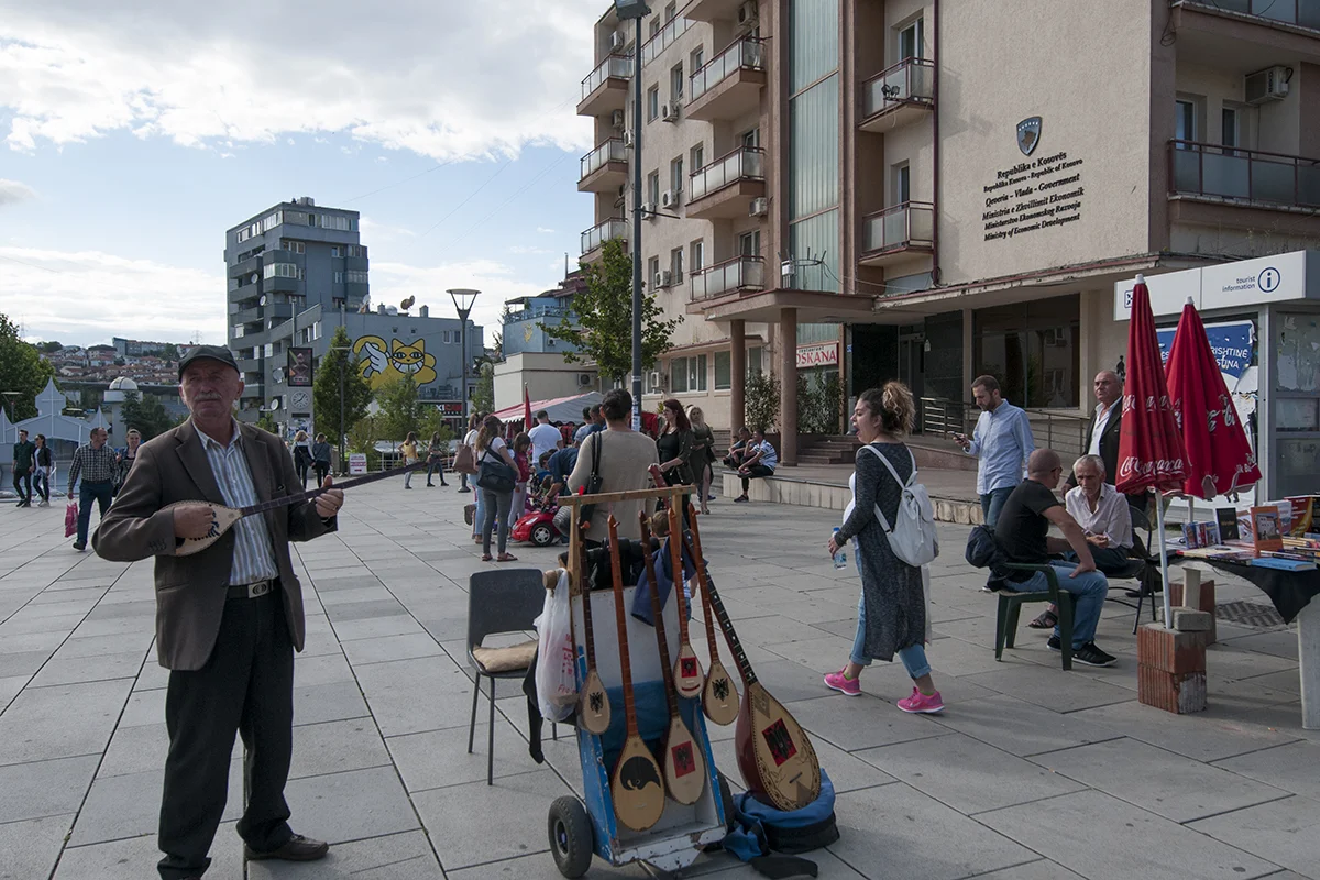 Çiftelia merchant playing music with one of his instruments.