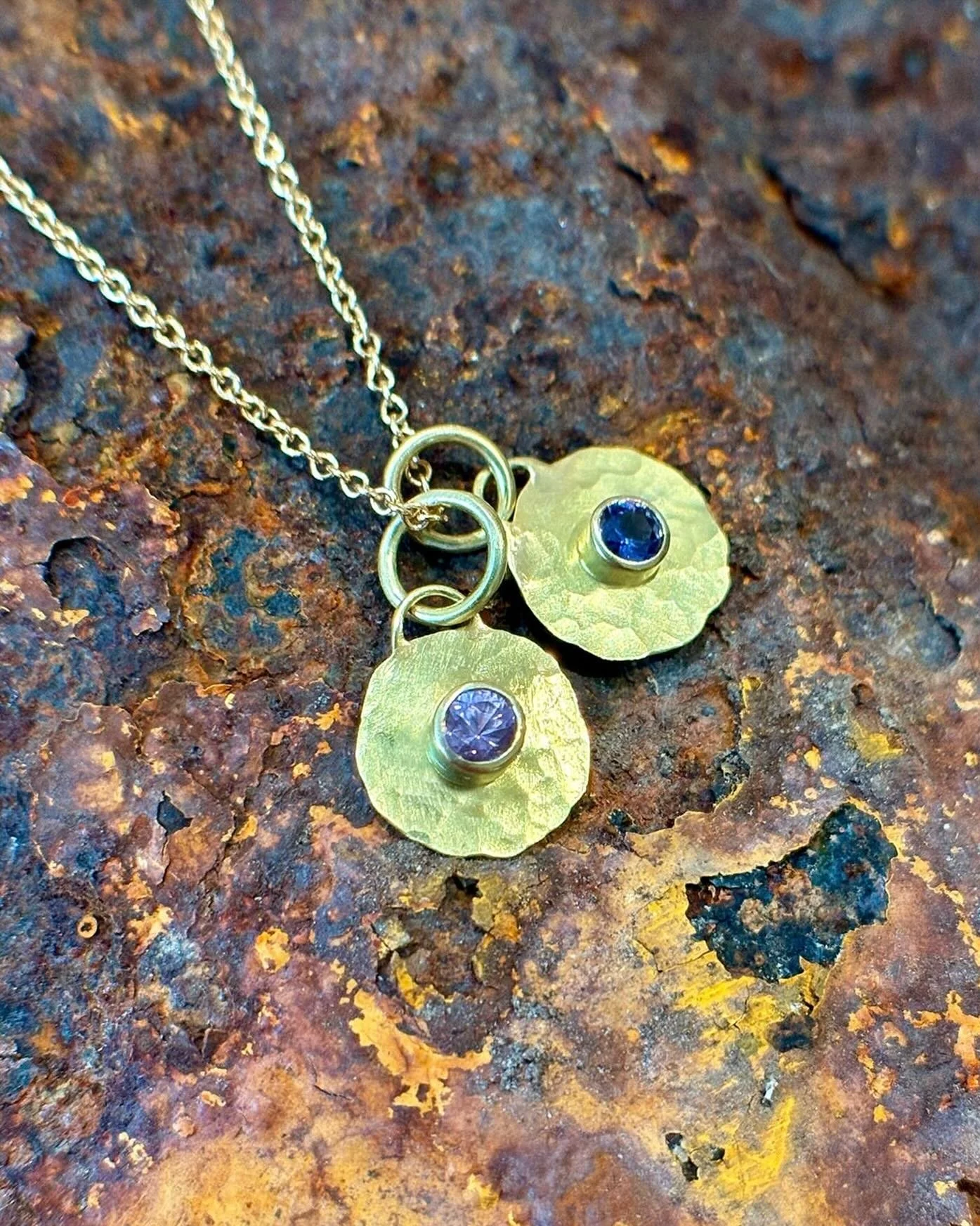 Eternally lingering moon magic. Sapphire pendant smushes, lilac purple @anzagems and a deep purple Winza sapphire, both from Tanzania.