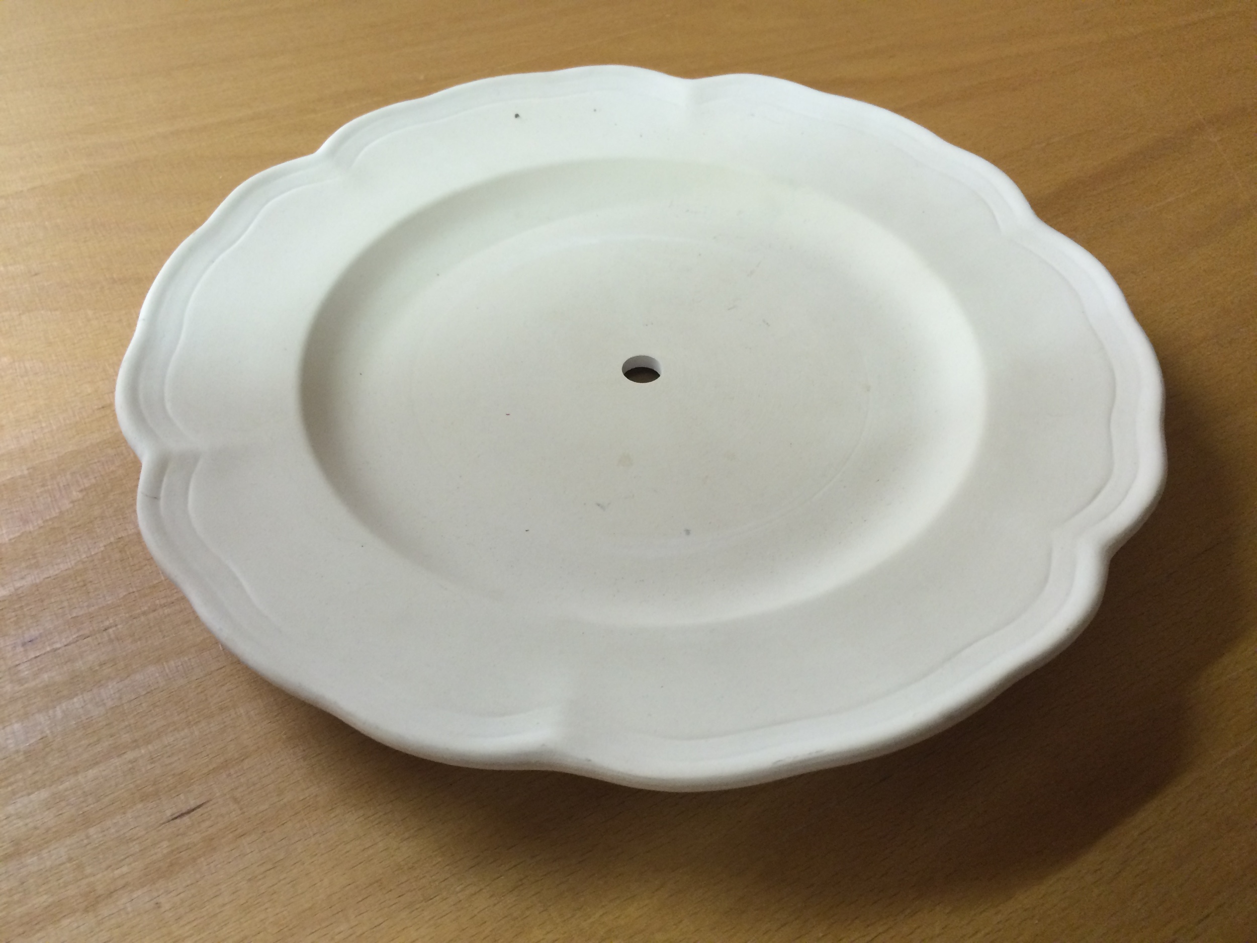  Verschnörkelter Teller mit Loch für Uhr mit Zeiger, ohne Uhrwerk 