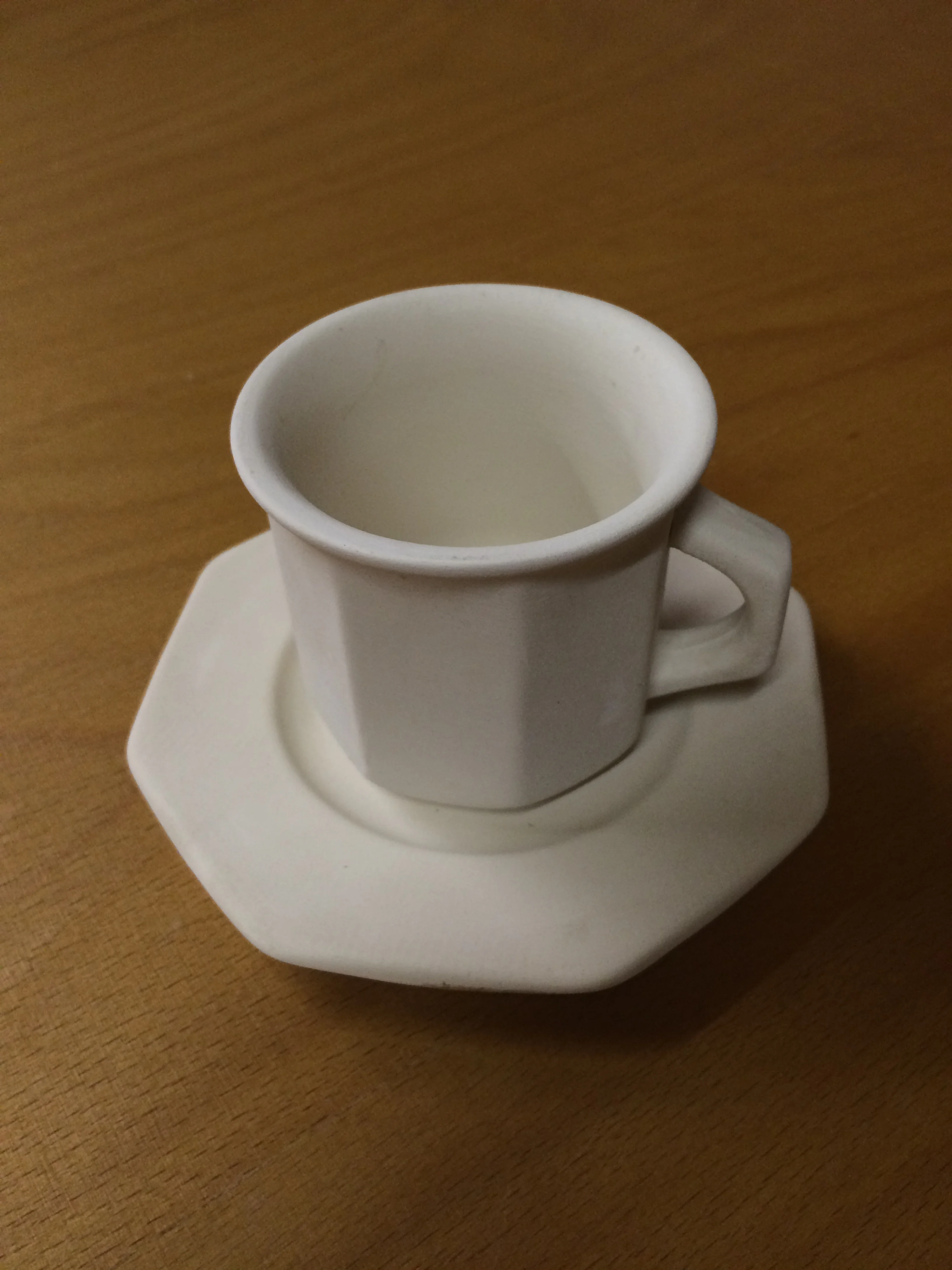  Tassen mit Untertellern diverse Grössen, achteckig 