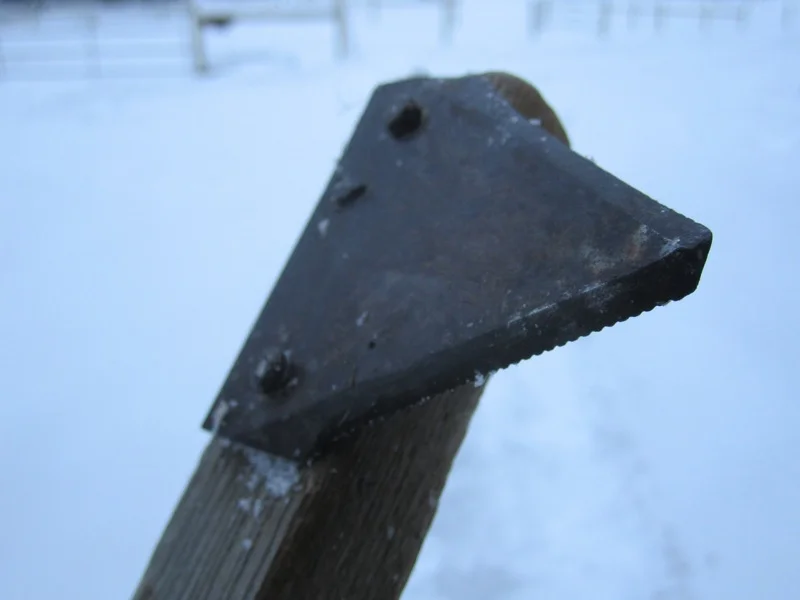 Bale-twine cutter up close