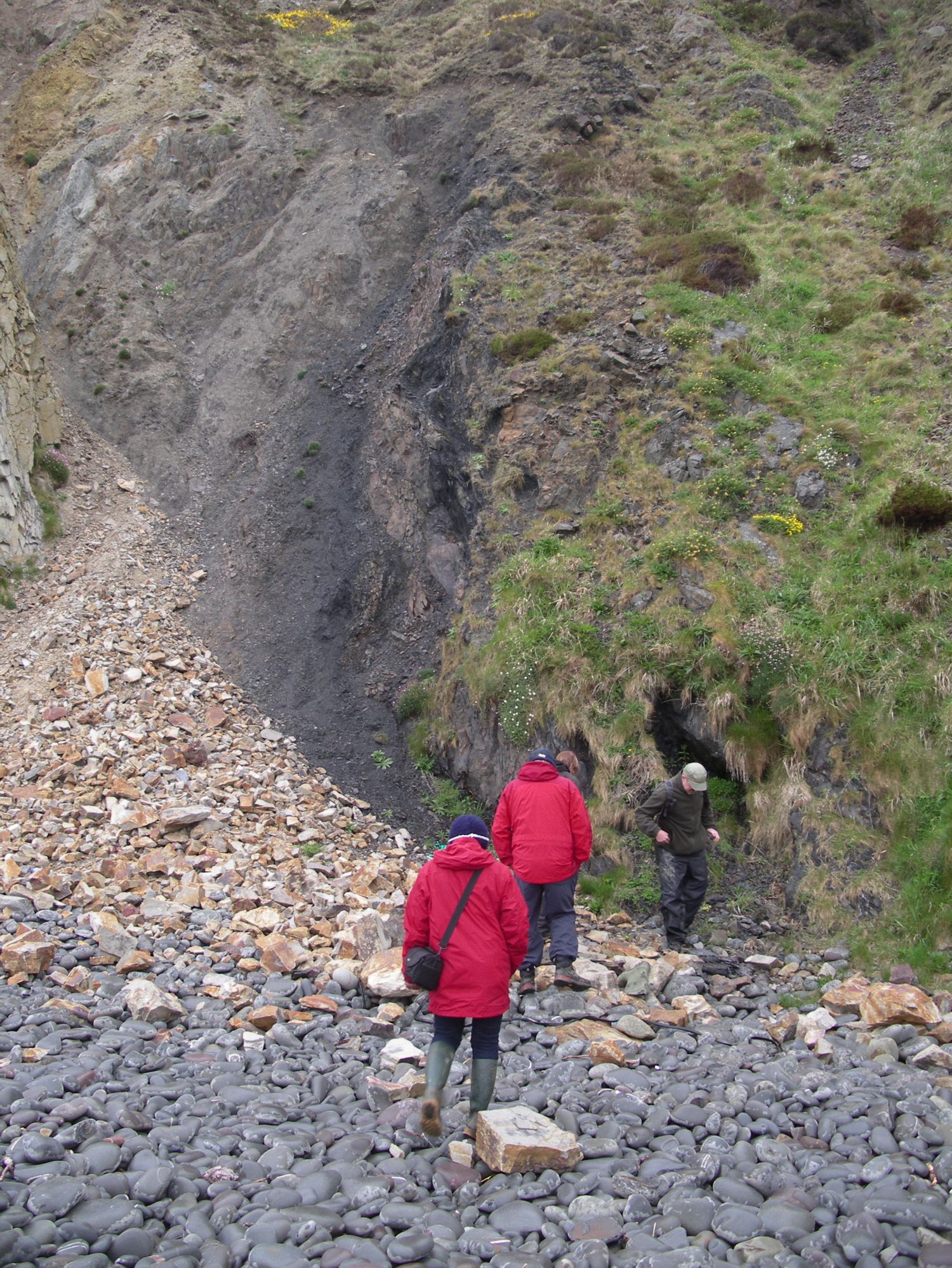 Pete Ward Earth Pigments in North Devon Bideford Black pigment seam.jpg