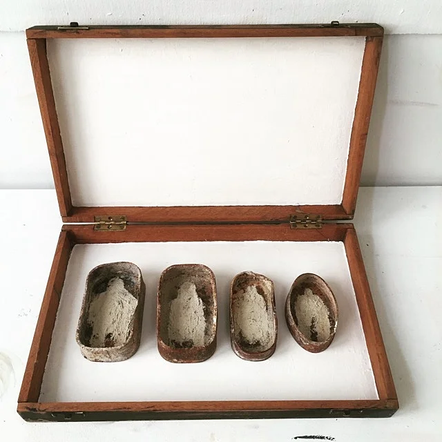 Dimensions variable Presentation wall or floor _ the figures can be displayed directly on the wall, on a shelf or laid flat on the ground or on a plinth.