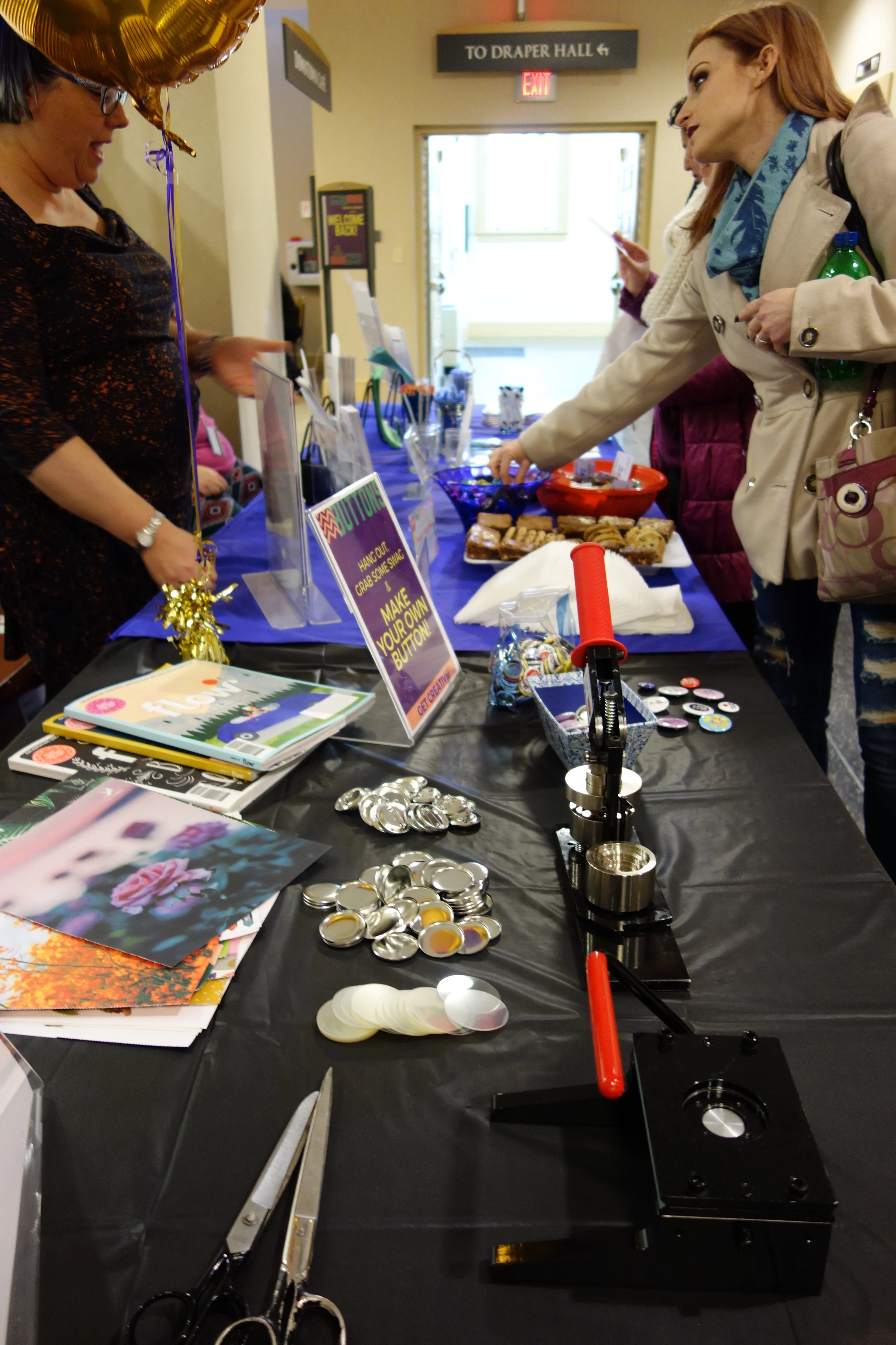 Students catch librarians at a Welcome Back Event