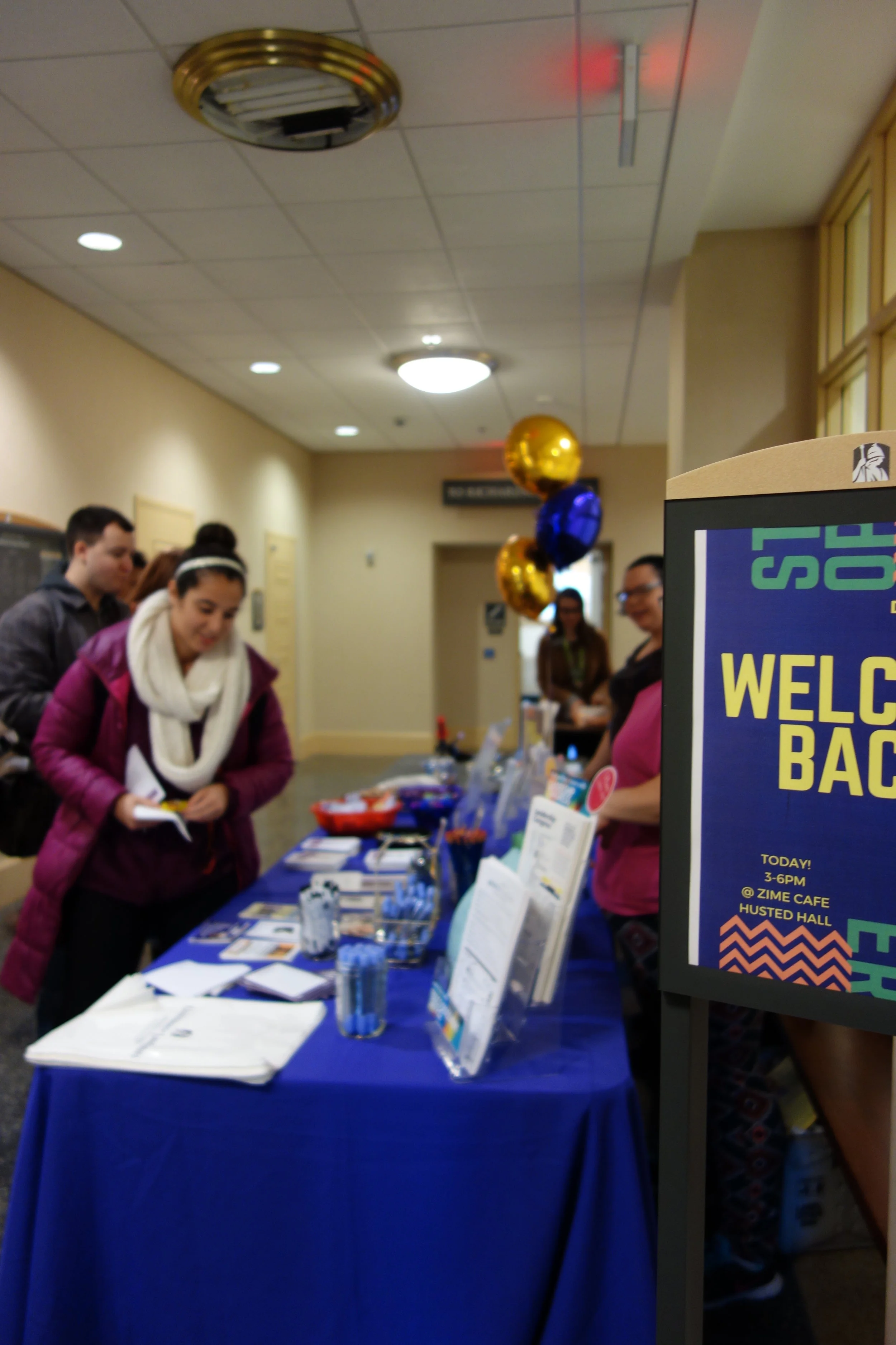 Students catch librarians at a Welcome Back Event