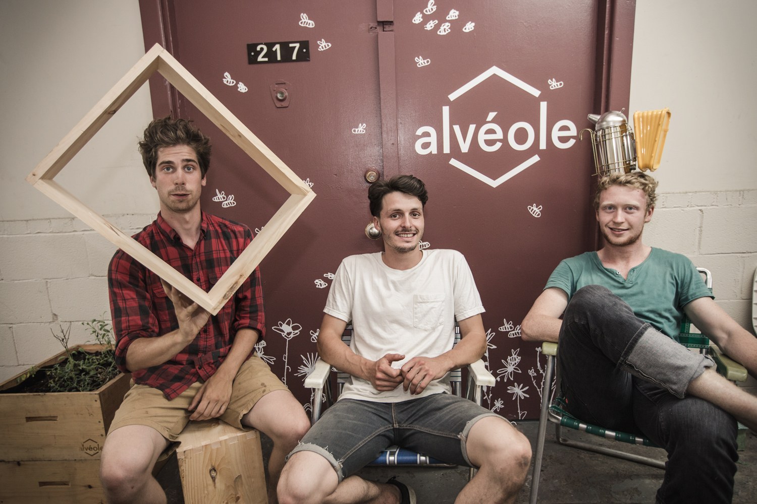 Alvéole installe des ruches sur les toits des particuliers, des entreprises et des organisations de Montréal et les environs. La personne qui désire avoir une ruche chez elle paie Alvéole pour la ruche, l’installation ainsi que son entretien hebdomadaire à domicile. À la fin de chaque saison, Alvéole garantie une quantité de miel au propriétaire de la ruche, et garde le reste pour ensuite le vendre. Ci-haut, les trois cofondateurs d'Alvéole, de gauche à droite, Alexandre McLean, Étienne Lapierre, et Declan Rankin Jardin.