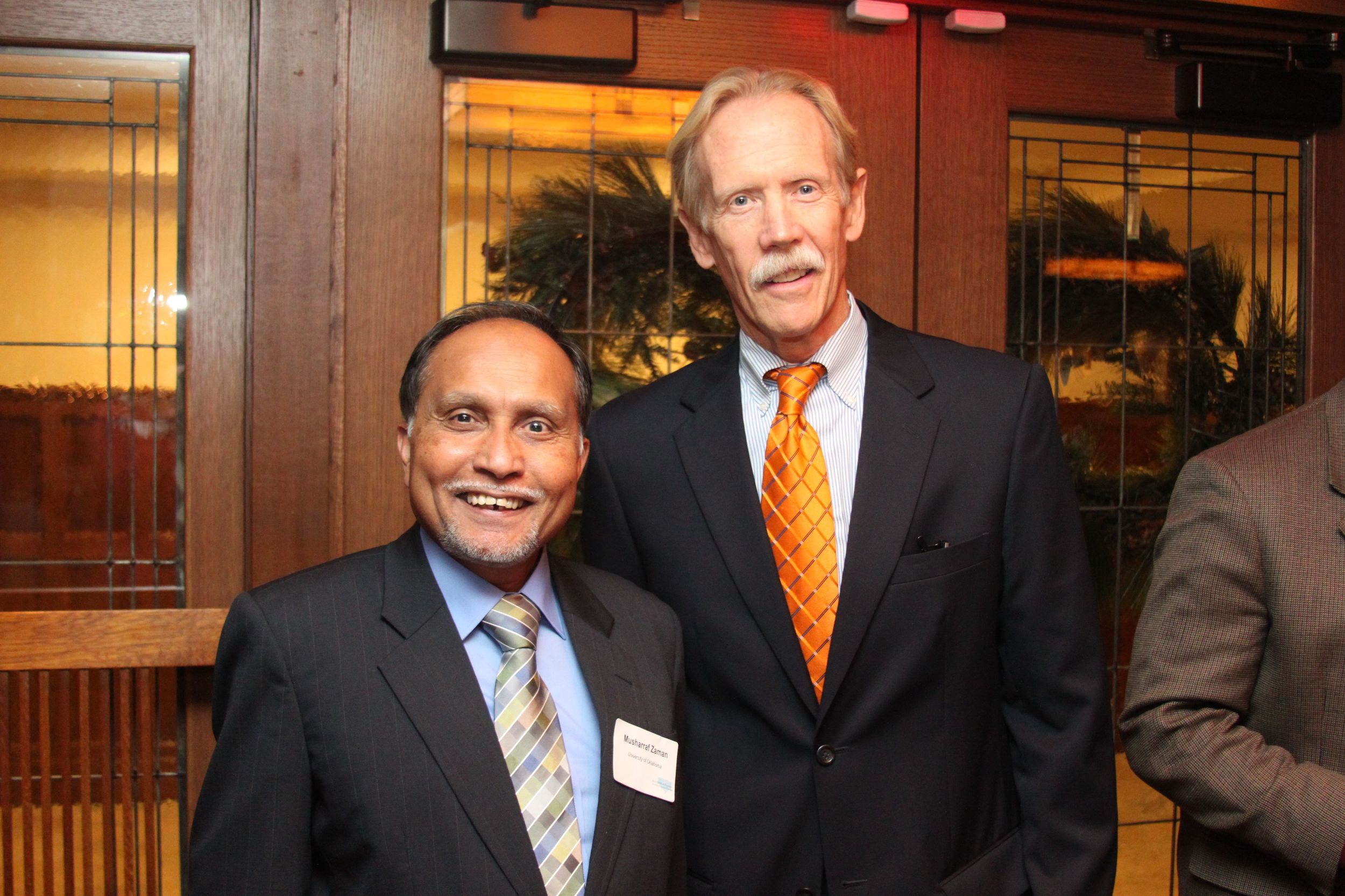 Dr. Zaman welcomes Mike Patterson, Director of the Okla. Dept. of Transportation, to the kickoff dinner.