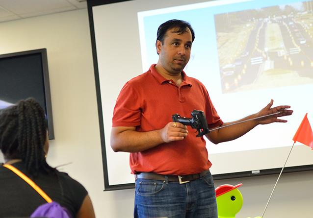 Figure 2: Dr. Tewari talks to students at Prairie View A&M