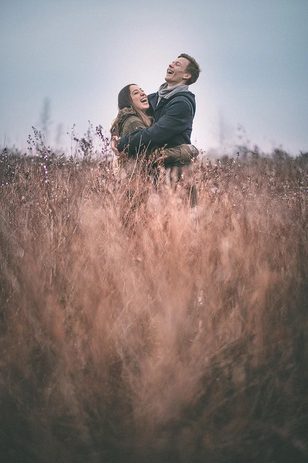 couple-portrait-studio-exterieur-campagne-champ-sourir-ami-seance-photo-victoriaville-victo-photographe-.jpg