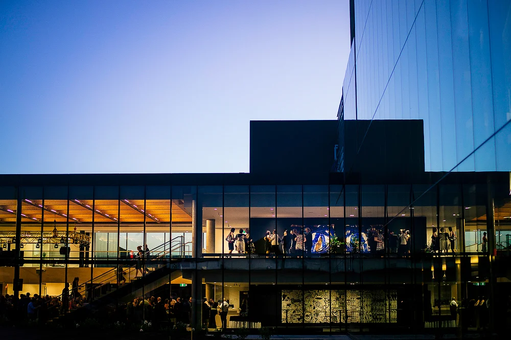 carre-150-centreville-victo-victoriaville-inauguration-ouverture-exterieur-architecture-nuit-lumiere-salle.jpg
