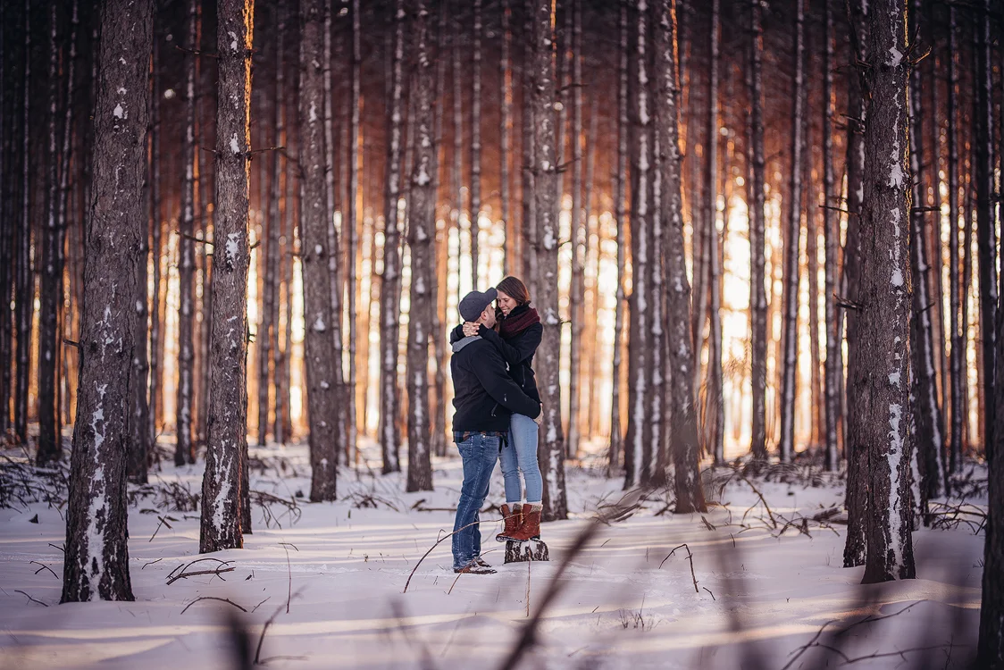 couple-famille-photographe-victoriaville-victo-maternité-hiver-extérieur-emplacement-reservoir-beaudat-lac-studio-nouveau-né-bedaine-professionnel-portrait-lesmaximes-les-maximes-hivernal-photo-foret-mariage.jpg