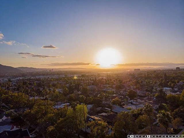 Here's what the border of Glendale and Burbank looks like at 120ft in the air during a Cali Sunset. ⠀
⠀
#aerialphotography #dronephotography #droneoftheday #dronestagram #dronesdaily #dronefly #dji #mavicair #pixel_ig #landscape_hunter #landscape_lov