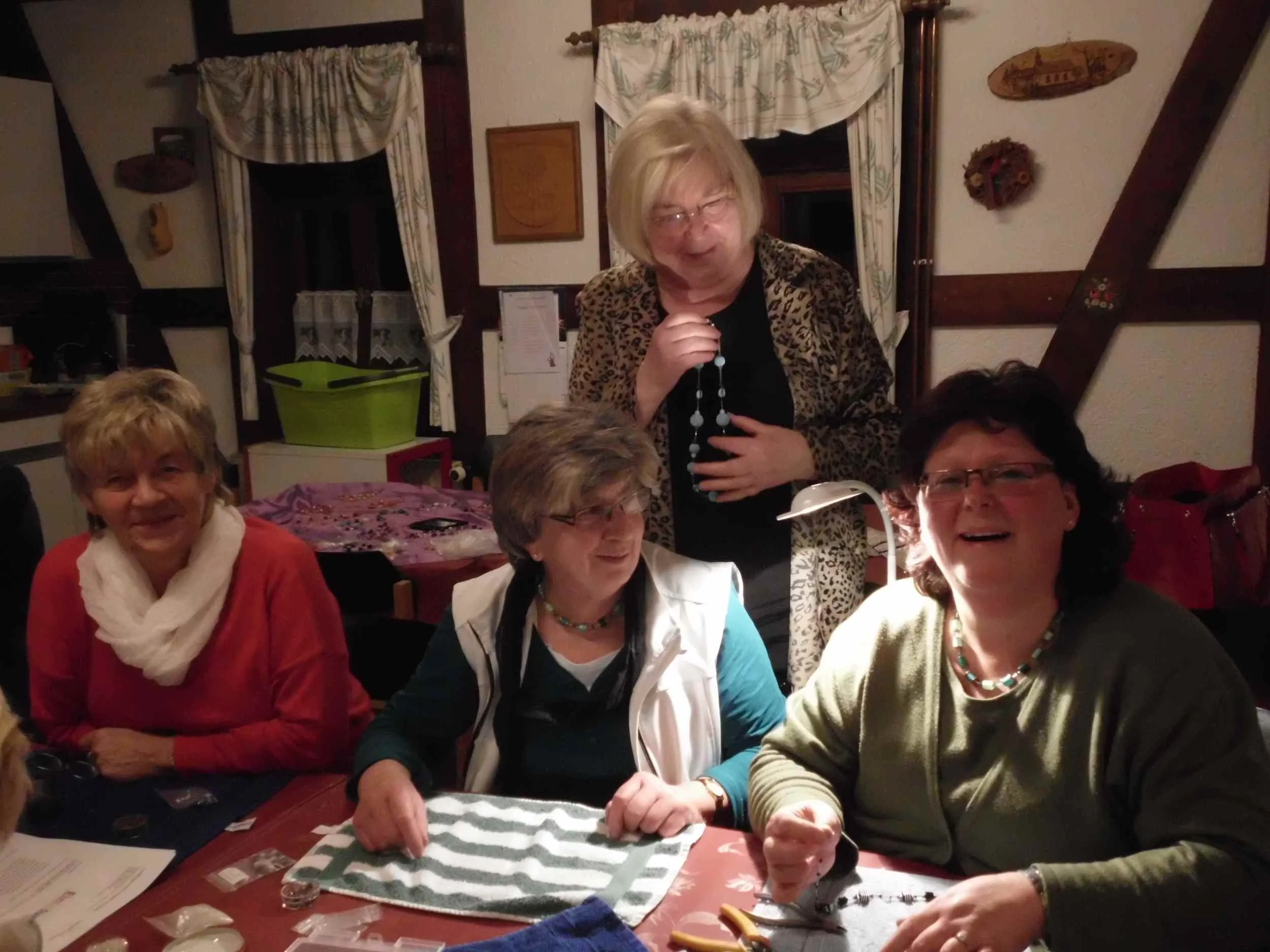 11.02.2014 - Ketten basteln mit Andrea