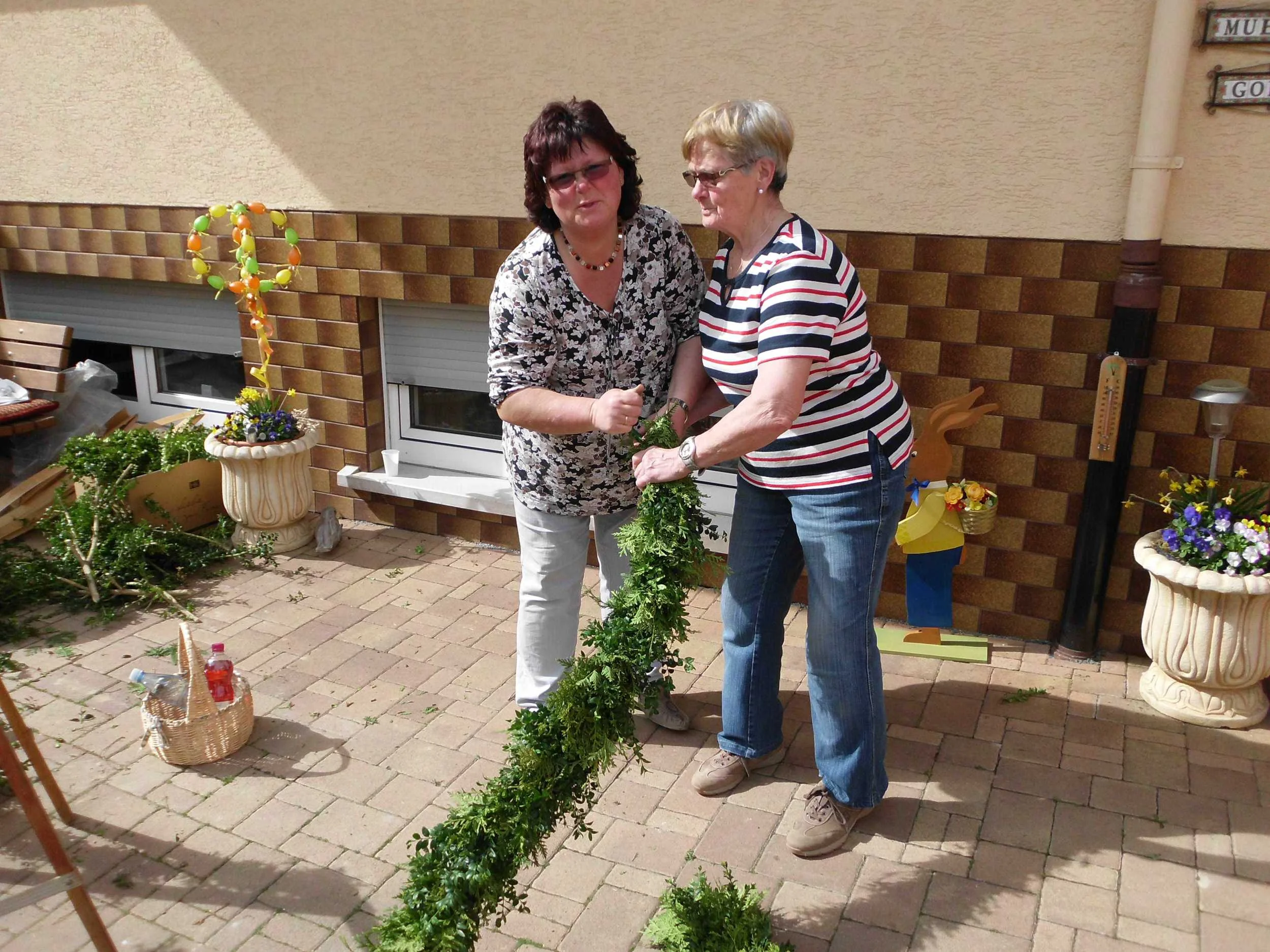 01.04.2014 - Osterdeko wickeln bei Erika