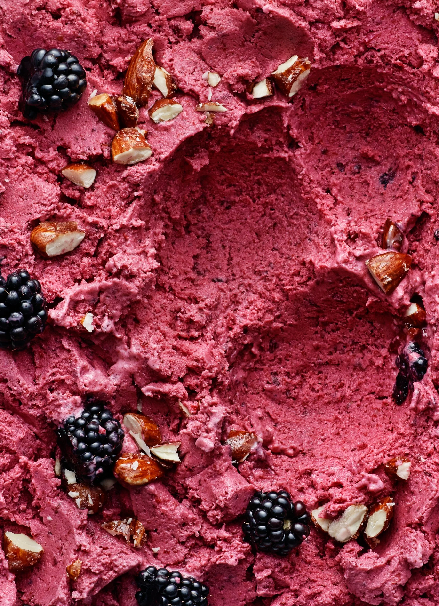 Emma ShevtzoffBufféGlassFrozenYoghurtmedbjörnbärochmandel1.jpg