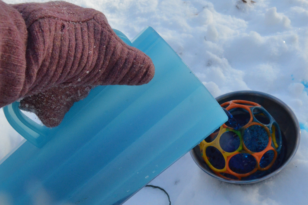  Objects can be embedded in the ice. 