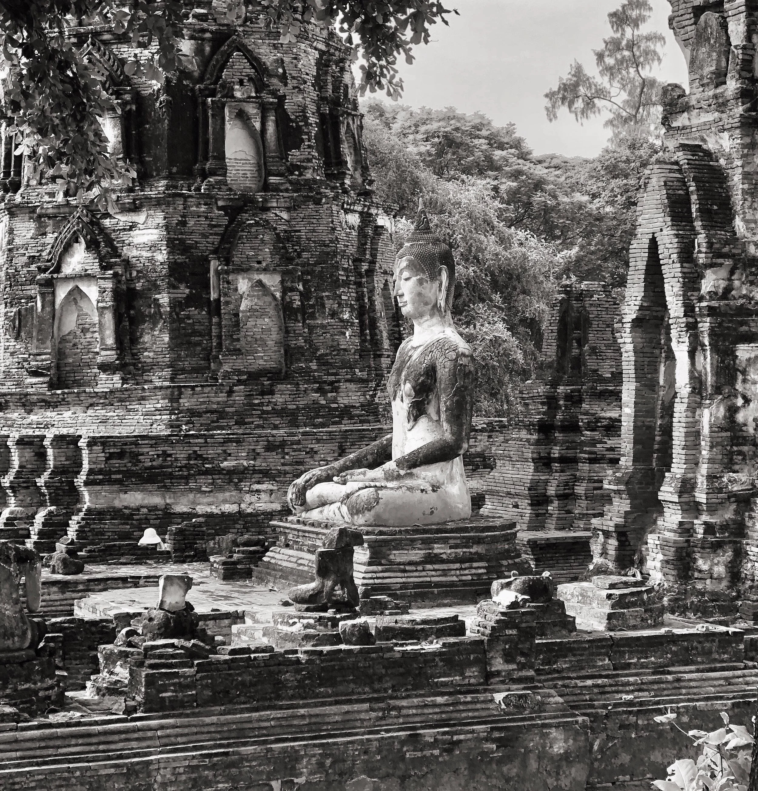 An intact Buddha at Wat Mahathat
