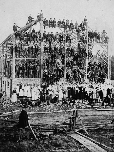 Barn raising, Brampton Ontario, Canada, 1900, (PHOTO: LIBRARY & ARCHIVES CANADA, CREATIVE COMMONS LICENSE)