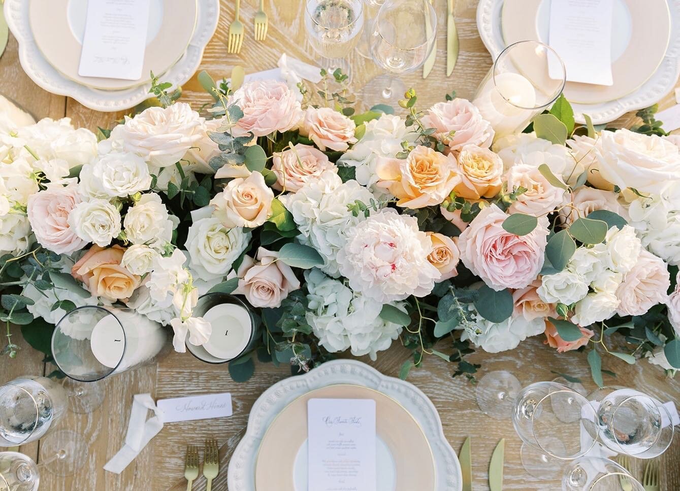 Tabletop dreams come true with @camelliafloraldesign @theonicollection and @spostophoto.