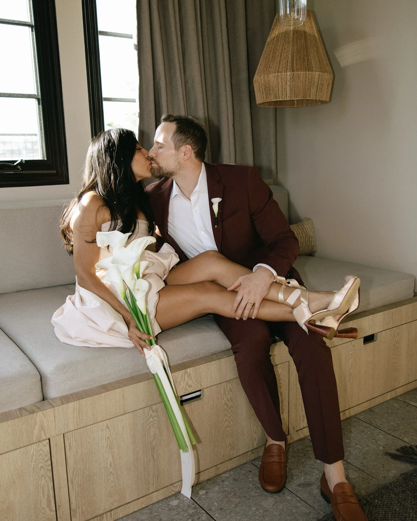 Sleek, sculptural, and unapologetically modern &mdash; this calla lily bouquet from @mackenzienancarrowdesigns is proof that simplicity can make the boldest statement.⁠