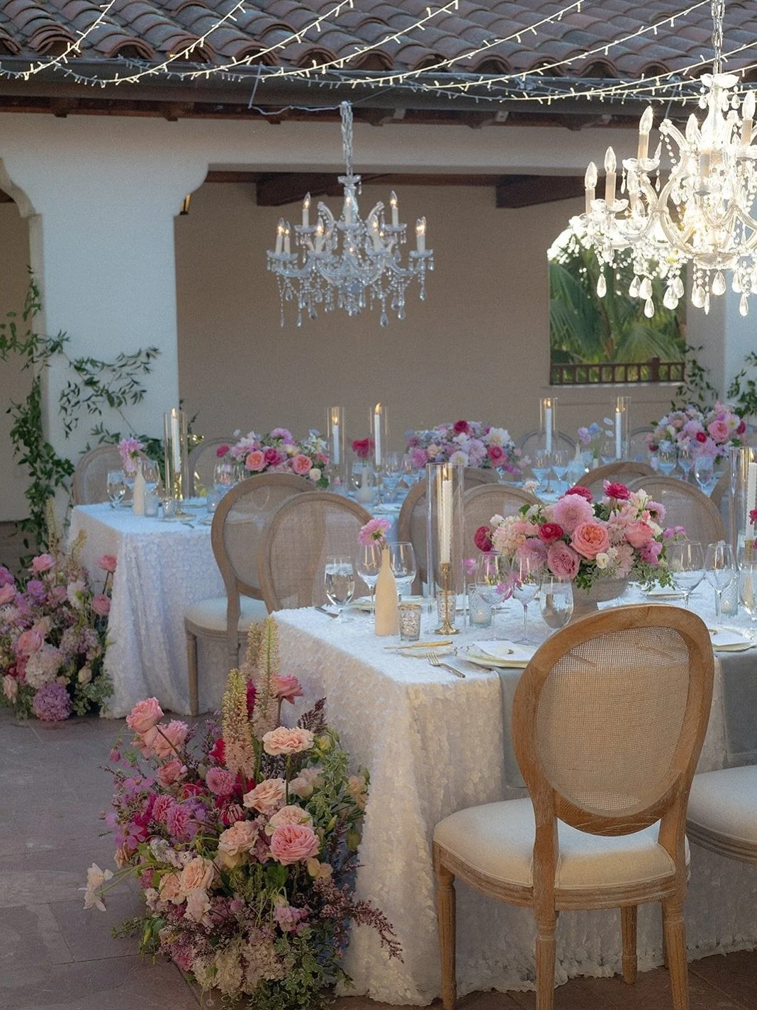 Hundreds of pearl white three dimensional delicate flowers from @bbjlatavola&rsquo;s Blossom linens added dimension and movement that commanded attention at A+J&rsquo;s @ritzcarltonbacarasb wedding. Topped with cadet blue velvet napkins, pastel flora