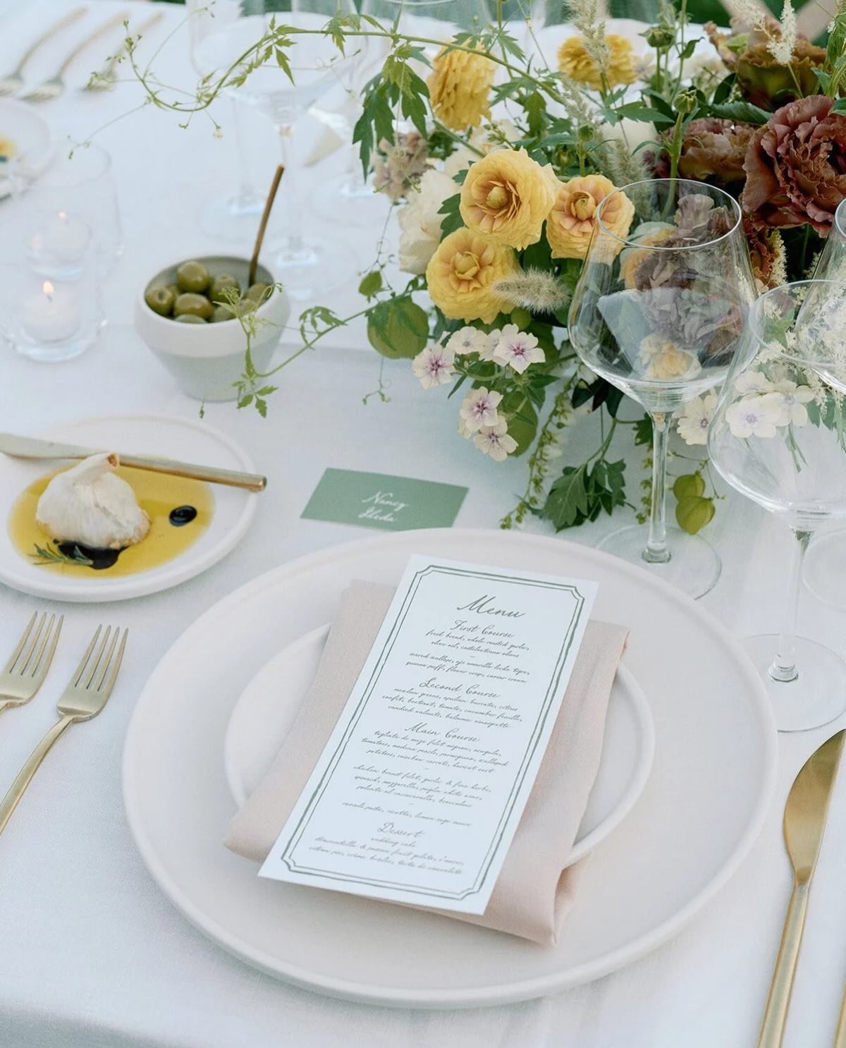 An intimate evening at Sunstone Villa, designed with intention. Golden hour portraits gave way to a candlelit, multi-course dinner, where each moment was paced, each wine pairing considered, and the atmosphere curated to feel effortless under the sta