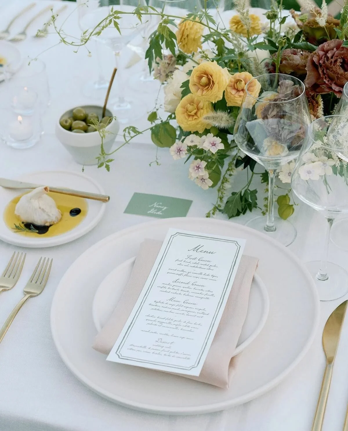 An intimate evening at Sunstone Villa, designed with intention. Golden hour portraits gave way to a candlelit, multi-course dinner, where each moment was paced, each wine pairing considered, and the atmosphere curated to feel effortless under the sta