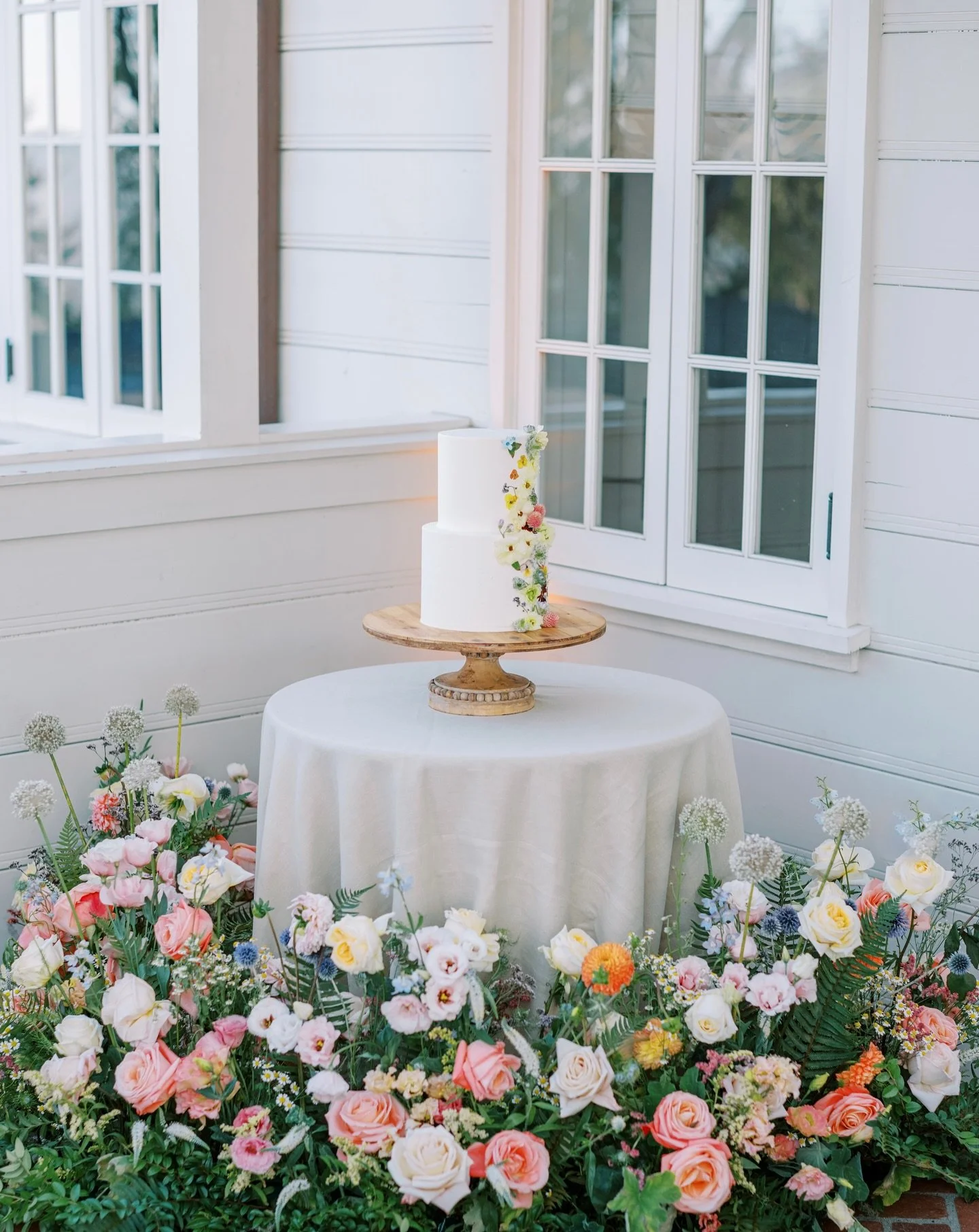 A sweet ending for Caroline + Colin. @lelepatisserie decorated their cake with a combination of fresh and pressed flowers, surrounded by a floral garden by @ellaandlouieflowers.