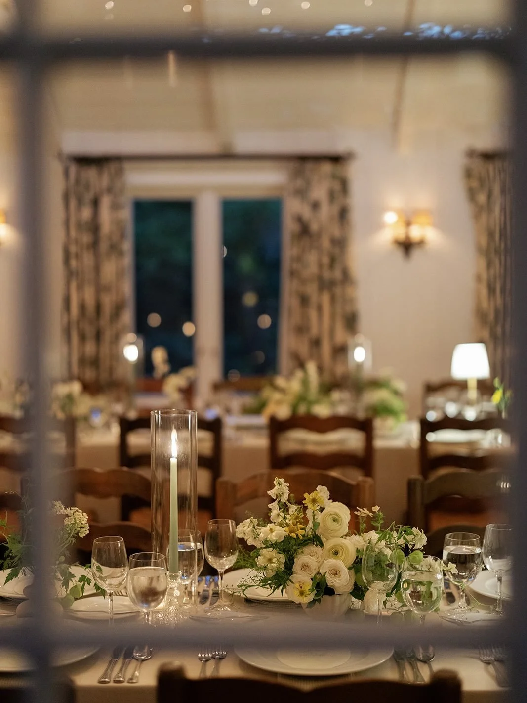 Part two from Jenna &amp; Ian&rsquo;s @sanysidroranch wedding. The Carriage House Veranda offers a storybook setting perfect for intimate wedding dinners.

For over a century, San Ysidro Ranch has been an iconic destination for travelers around the w