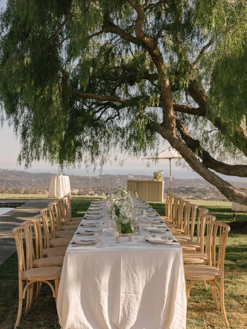Alexa + Alex's reception was a masterclass in laid-back elegance, with spectacular 360&deg; views of the city, ocean, and mountains. Guests savored cocktails and sunset views, paired with @monyssb taco truck's delectable stationed and passed apps, an