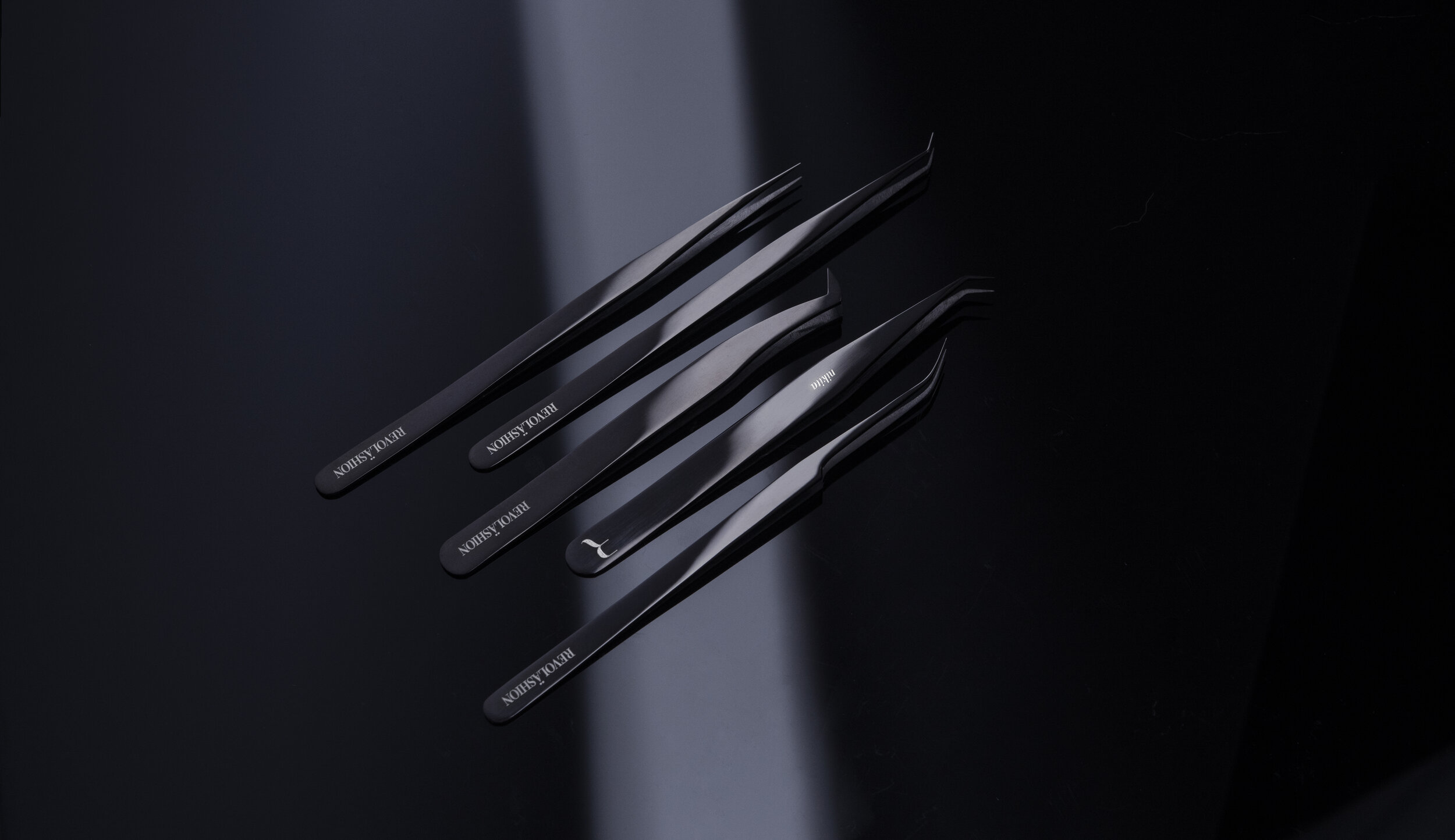 Revolashion-Tweezers-1-edit.jpg