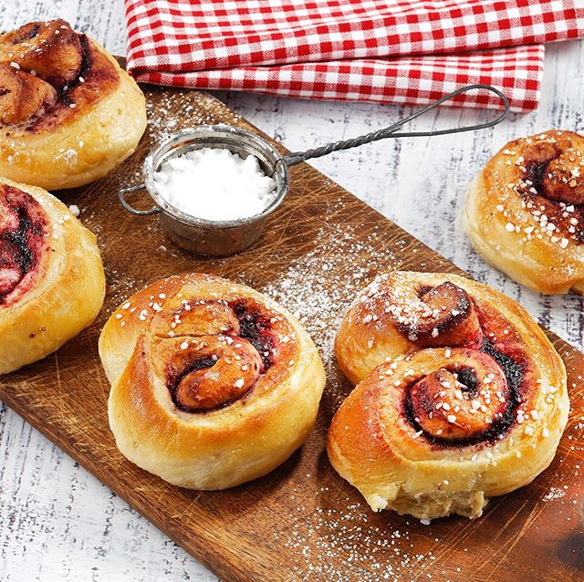 BLUEBERRY CINNAMON ROLLS😋

Made by Anita Bakker and photographed by Svein Brimi for magazine Hjemmet. &laquo;Duften av lykke&raquo; Neste uke kommer Hjemmet med et napp ut bilag med sommerbakst🍰😁
#ukebladethjemmet

#cakes#bakeglede#baking#foodphot