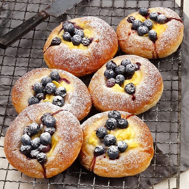 SWEET, JUICE AND VERY TASTY BLUEBERRY BUNS☕️ Made by Anita Bakker and photographed by Svein Brimi for magazine Hjemmet.Les matsidene i Hjemmet og f&aring; de deilige oppskriftene! 
#ukebladethjemmet

#cakes#bakeglede#baking#foodphotography#cookmagazi