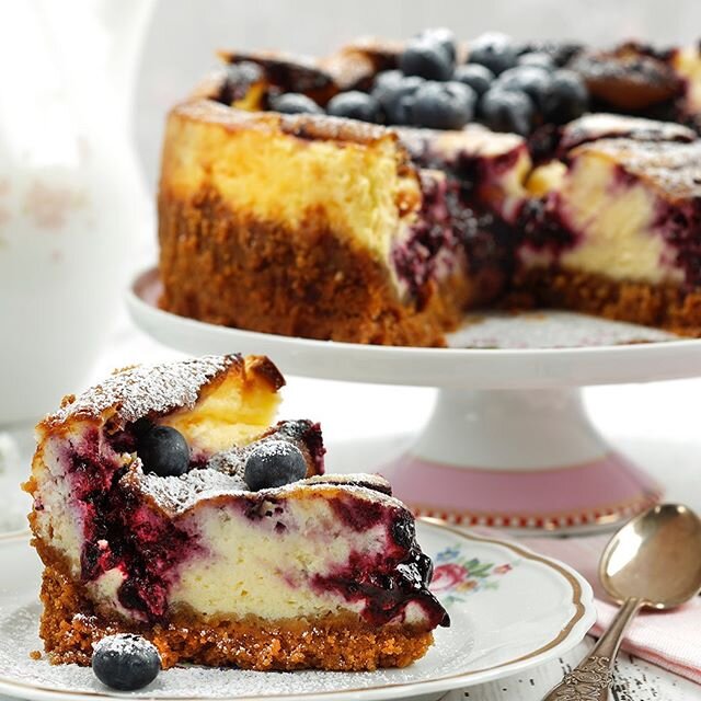 BLUEBERRY CHEESECAKE..
- so tasty that&rsquo;s hard to eat just a piece :-) Made by Anita Bakker and photographed by Svein Brimi for magazine Hjemmet.Les matsidene i Hjemmet og f&aring; de deilige oppskriftene! 
#ukebladethjemmet

#cakes#bakeglede#ba