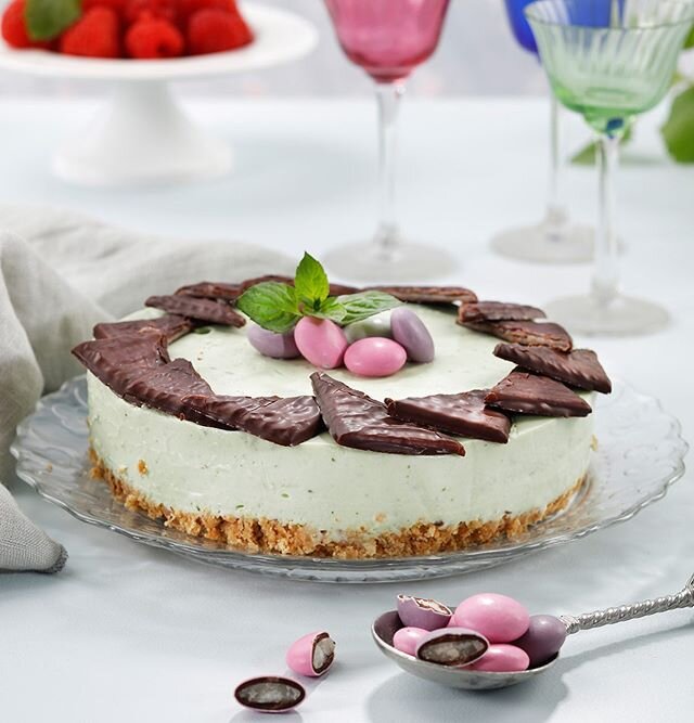 After Eight Cheesecake☕️ Made by Anita Bakker and photographed by Svein Brimi for magazine Hjemmet.Les matsidene i Hjemmet og f&aring; oppskriftene! 
#ukebladethjemmet

#cakes#bakeglede#baking#foodphotography#cookmagazine#onthetable#norwegianfood#fee