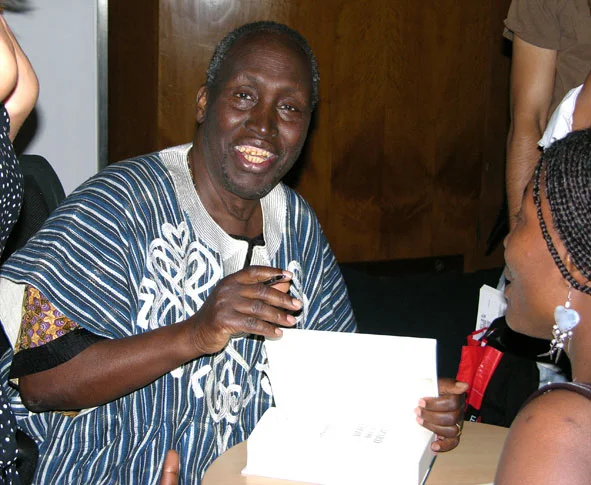 Ngũgĩ_wa_Thiong'o_(signing_autographs_in_London).jpg