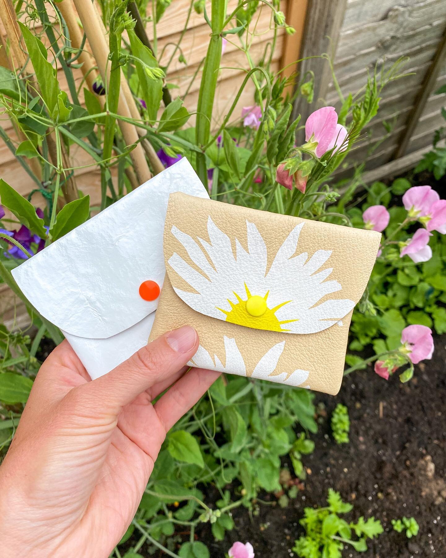 Perfect colour combo of leather coin purses flying the nest today 👋🏼 

#handprinted #leather #coinpurses #jennysibthorp #buyhandmade #shopindependent #daisy #yellow #orange #botanicaldesign #floralprint #sweetpeas #gardenshot 

(and yes I am proud 