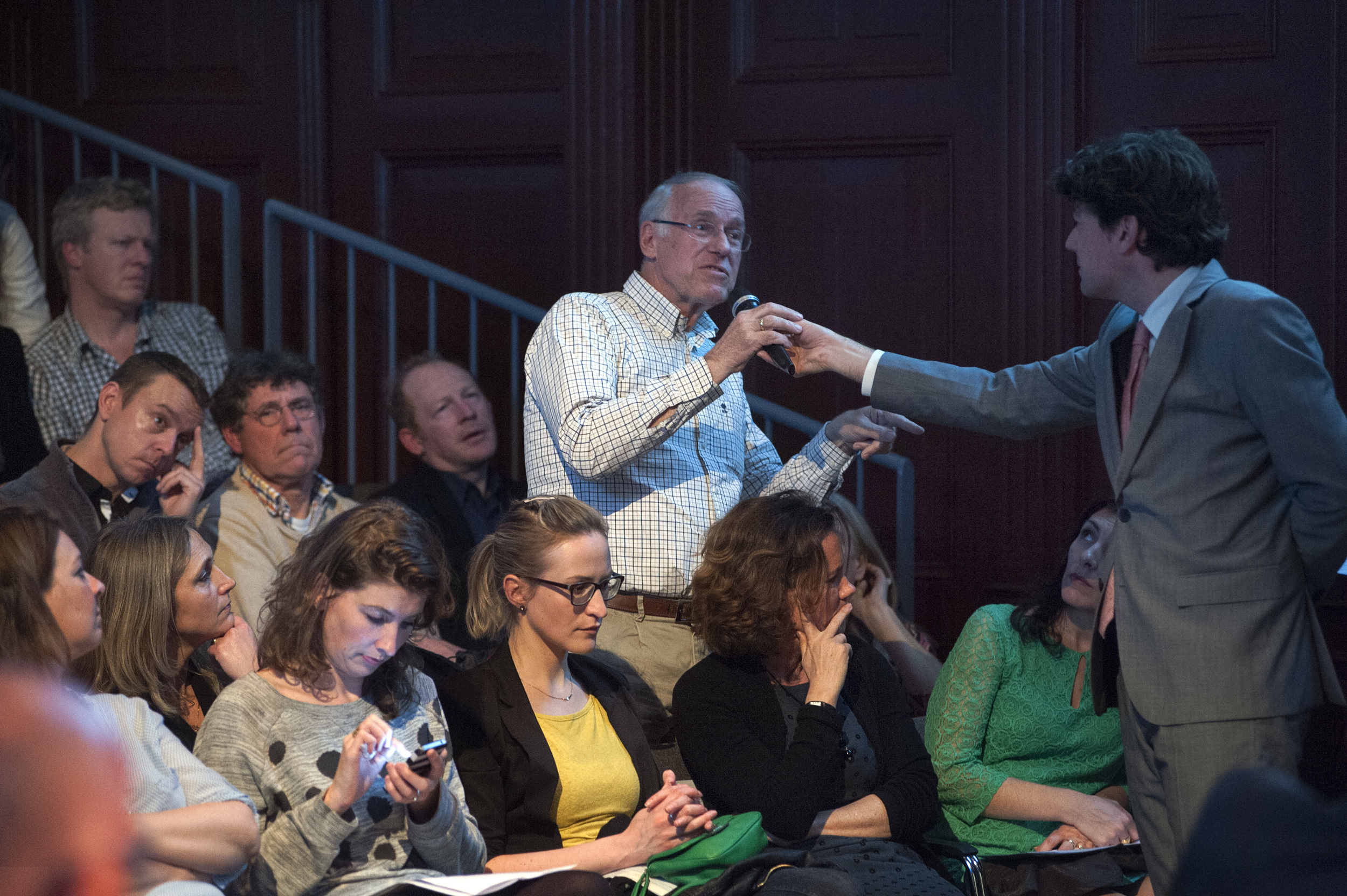  Moderator Lennart Booij invites the audience to take part in the debate ©Jan Boeve 