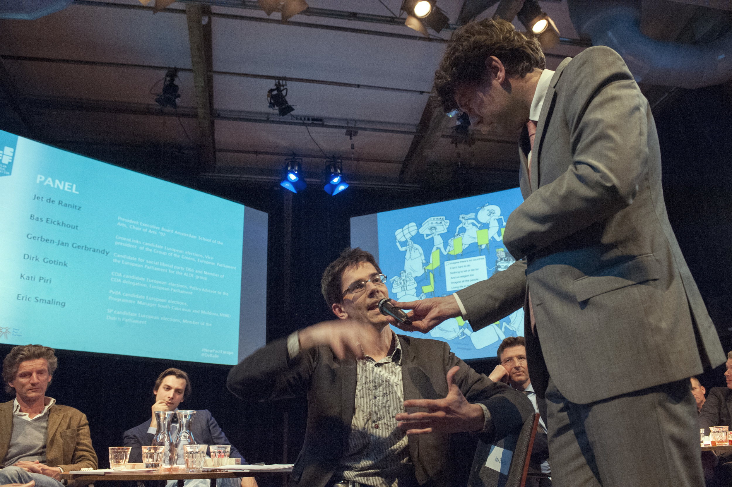  Moderator Lennart Booij and Bas Eickhout, with a  cartoon by Payam Boromand &nbsp;in the background ©Jan Boeve 