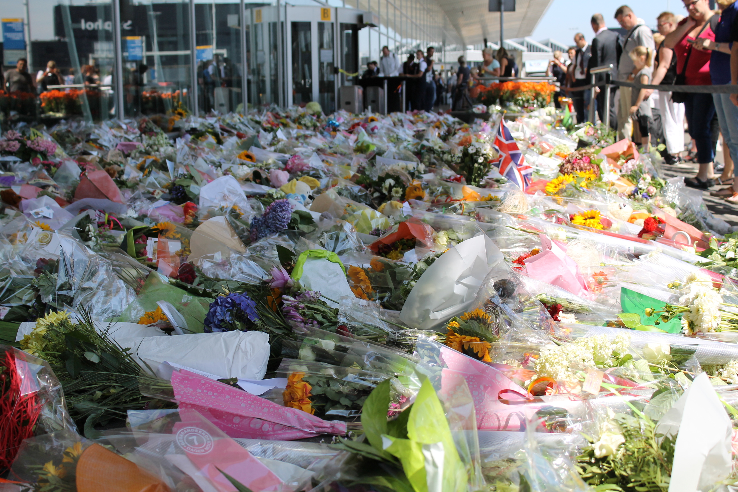 Flowers at Schiphol airport in memory of the victims. Photo by Javier Santos . 
