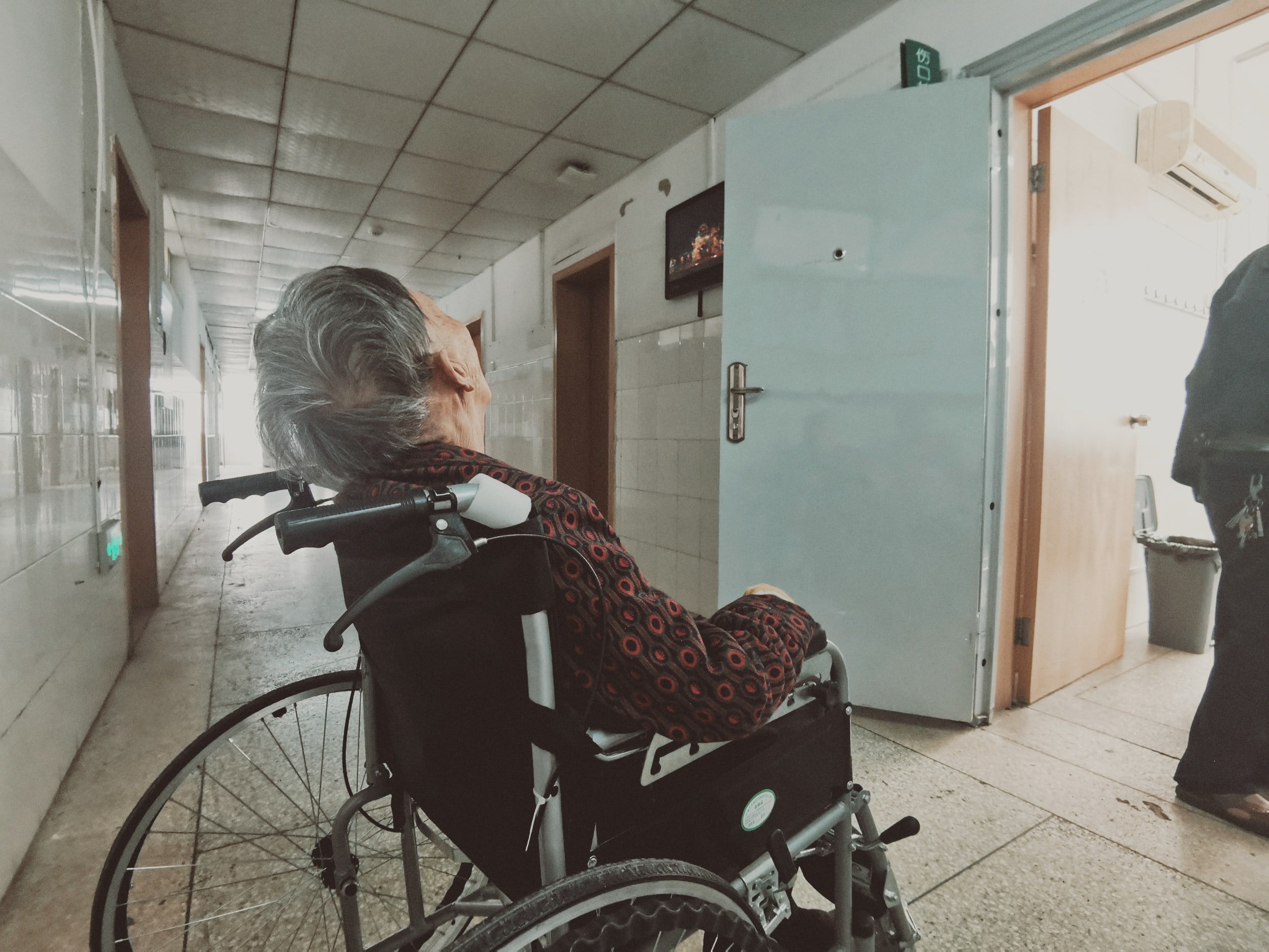 诊所里坐轮椅的老妇人
