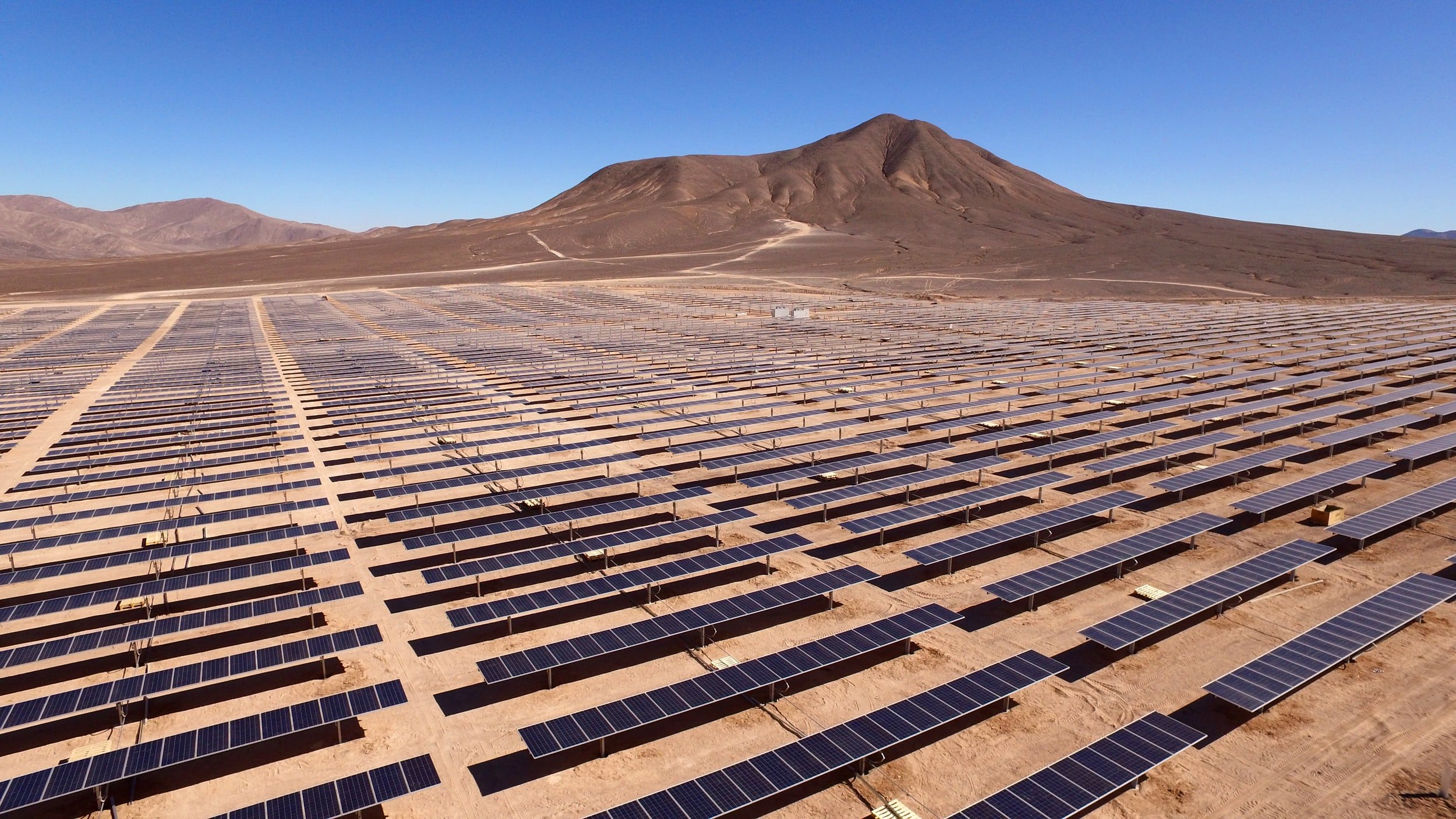 沙漠中群山环绕的太阳能农场