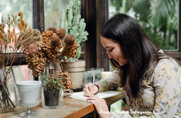 女人在桌子上写植物