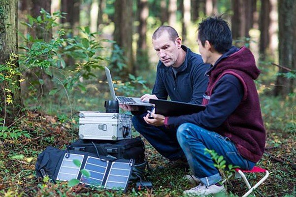 环保人士用太阳能设备监测森林