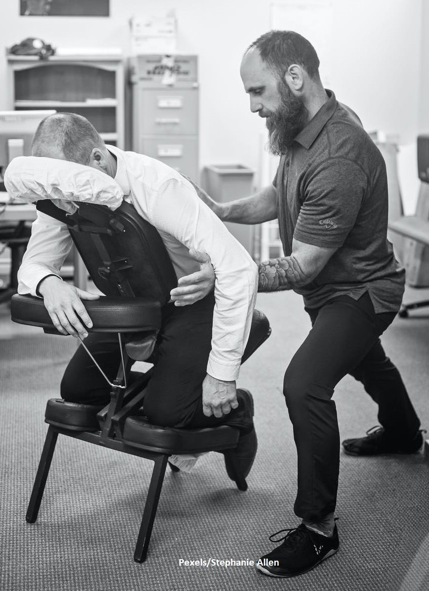 脊椎指压师在椅子上治疗病人